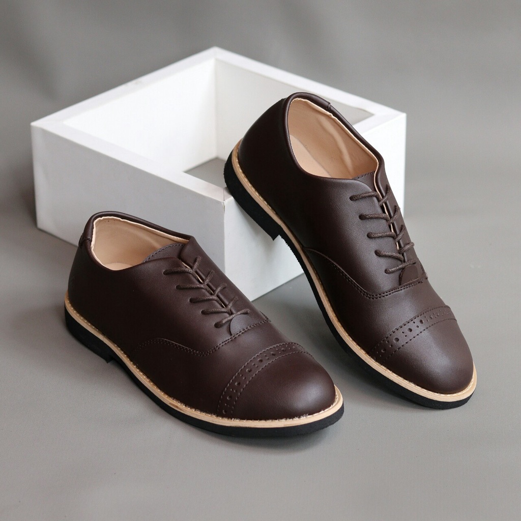 SEPATU FORMAL PRIA CASUAL PERKANTORAN OXFORD GAYA BARU KEKINIAN ORIGINAL ARIONZ - SepatuFormal Pantofel pria Resmi Formal Hitam Coklat Black Brown Kulit Syntetic Asli Kasual Kantor Dinas Kuliah Gereja Pesta Kondangan Kerja PNS Guru Terbaru Terlaris Murah