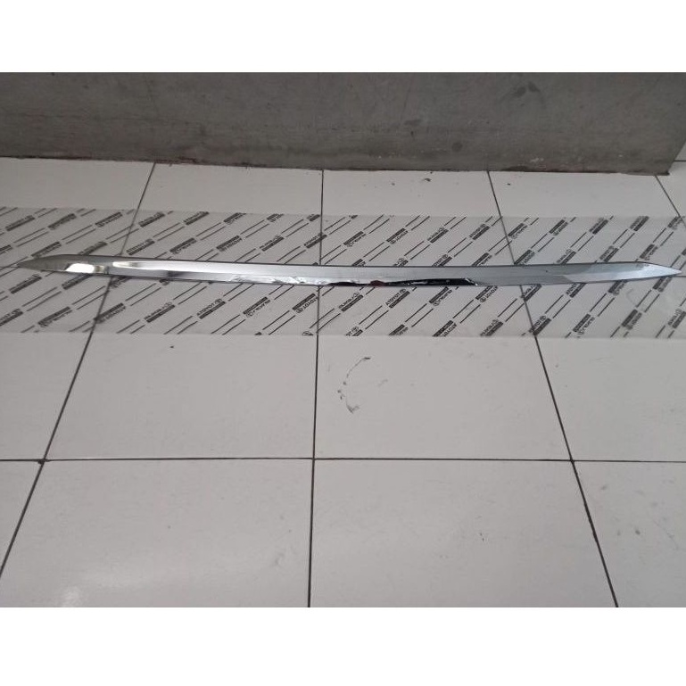 Lis list chrome tempel  bemper depan bawah Toyota calya original