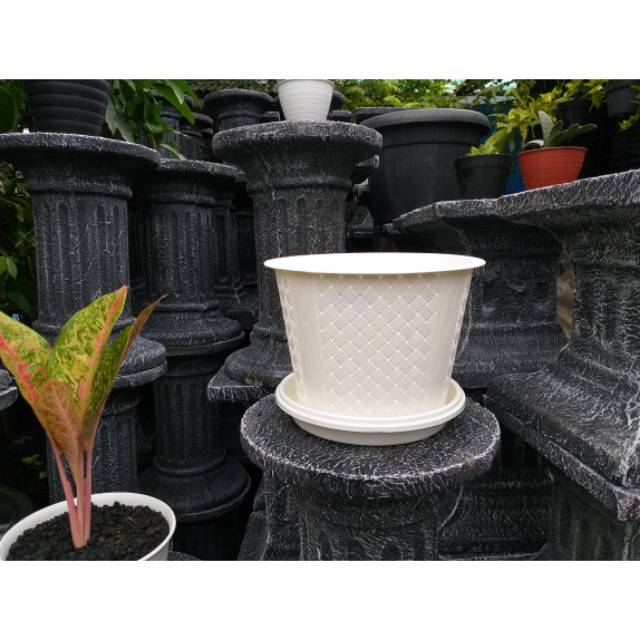 Pot bunga putih motif anyam 25cm + tatakan putih