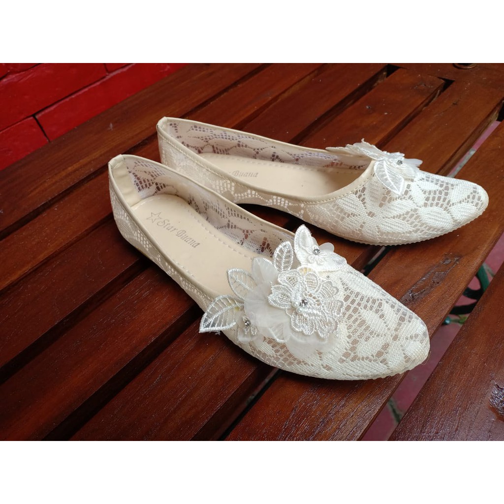 sepatu brukat bunga krem - flat shoes