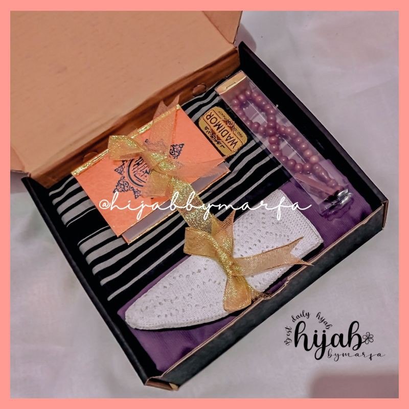 

Hampers Cowok Cewek include sarung wadimor, hijab bella square, Al Qur'an, tasbih dan peci