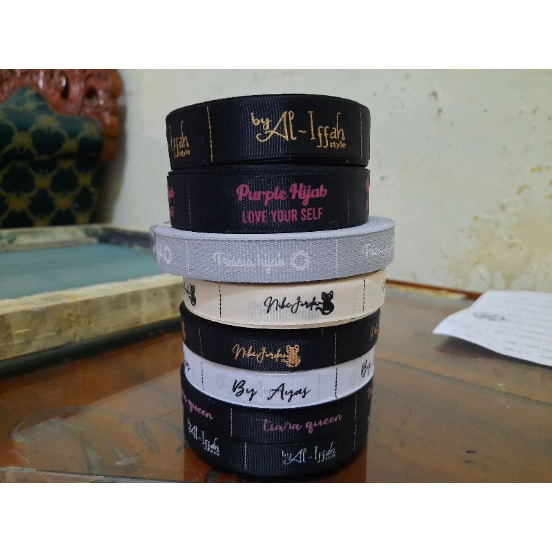 

Label hijab dan Baju pita grossgrain 2cm (2-4 HARI JADI)