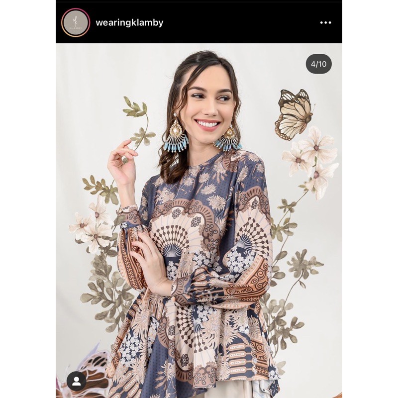 KYRA BLOUSE WEARING KLAMBY