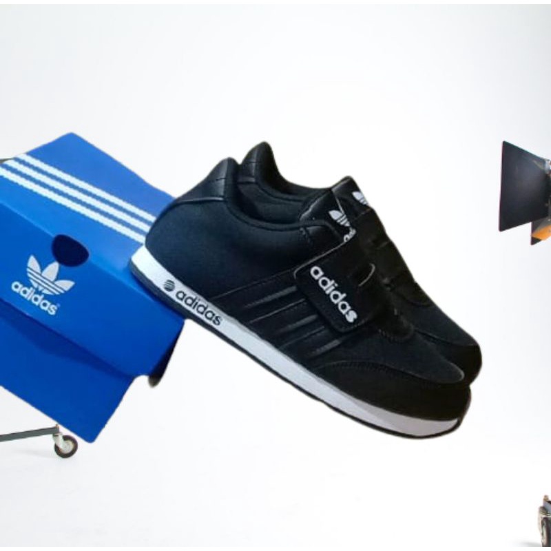sepatu sekolah anak adidas hitam