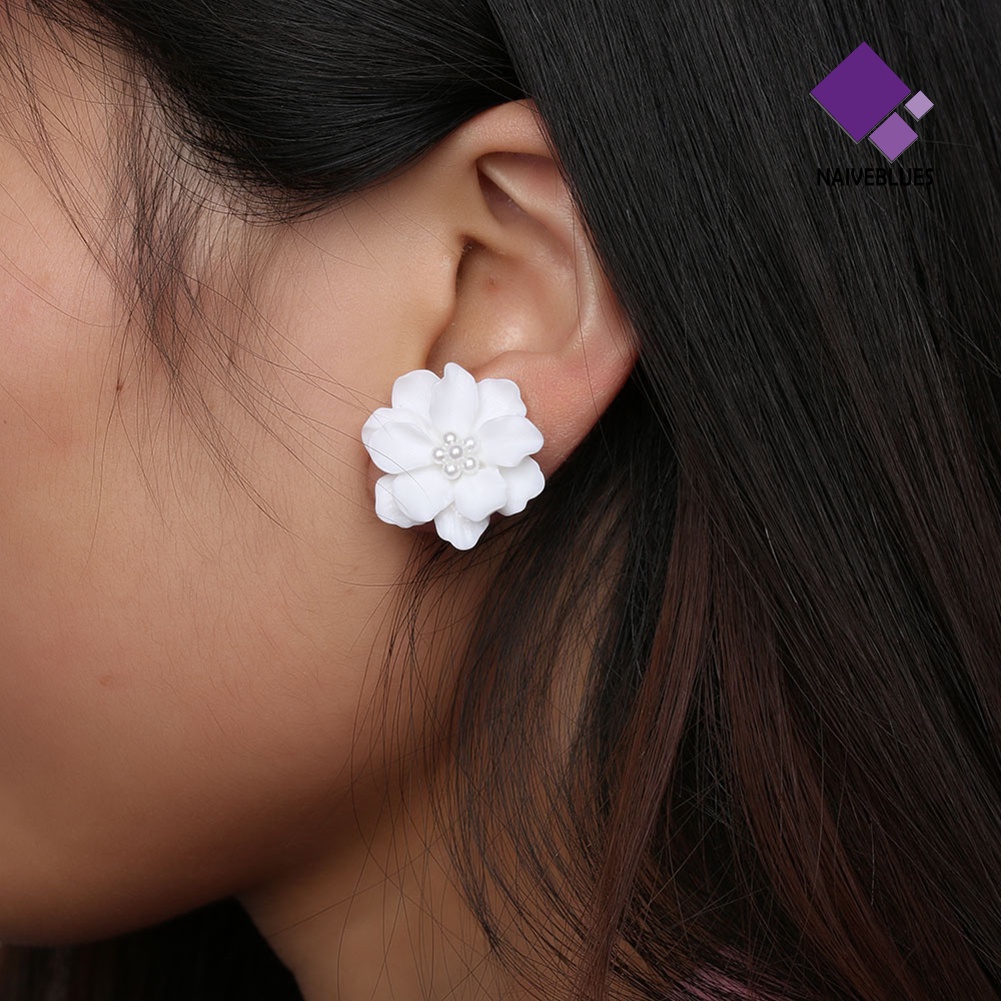 Anting Stud Bentuk Bunga Aksen Mutiara Imitasi Bahan Resin Untuk Wanita