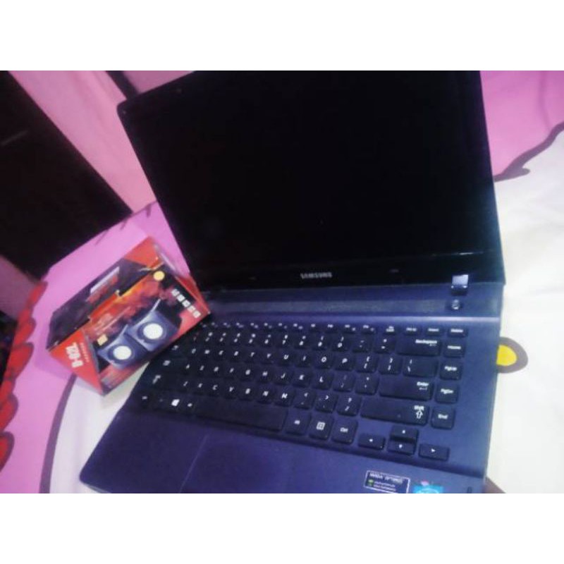 Laptop Samsung second+speaker+carger