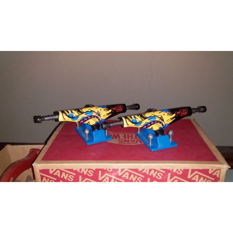 Skateboard Truck Peer hollow kingpin + boltnuts second bekas