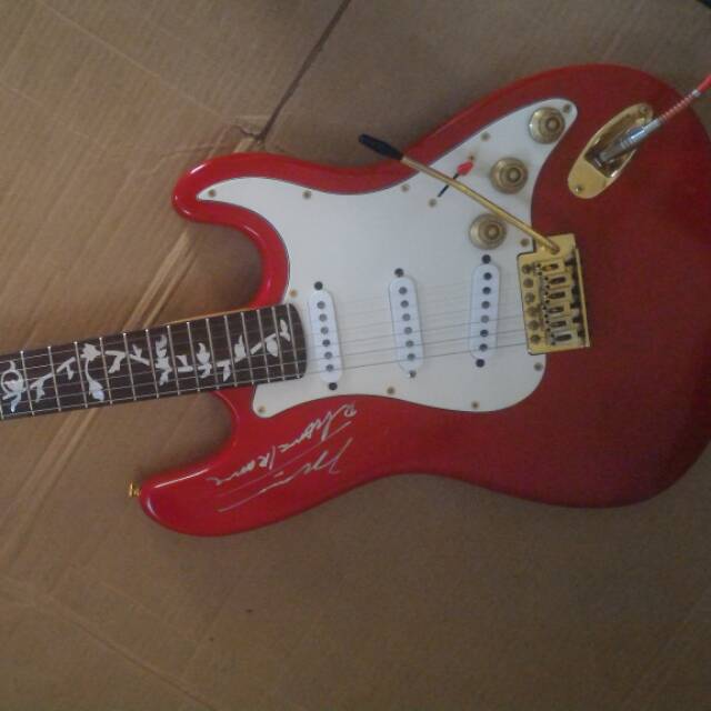 Gitar Fender custom merah