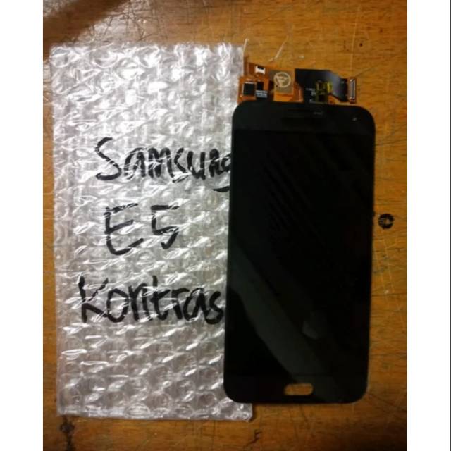 LCD plus Toucscreen Samsung E5 Kontras Fullset Original Bergaransi