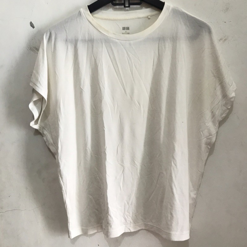 preloved blouse uniqlo putih LD 120