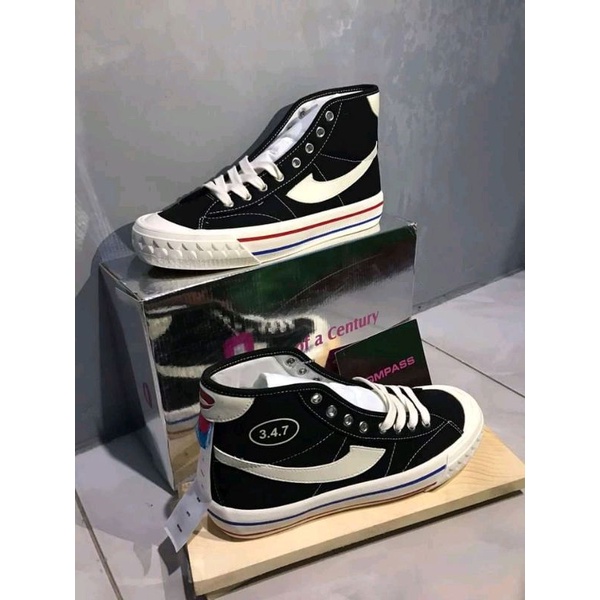 Compass X Unkl 347 Black n White size 40-41