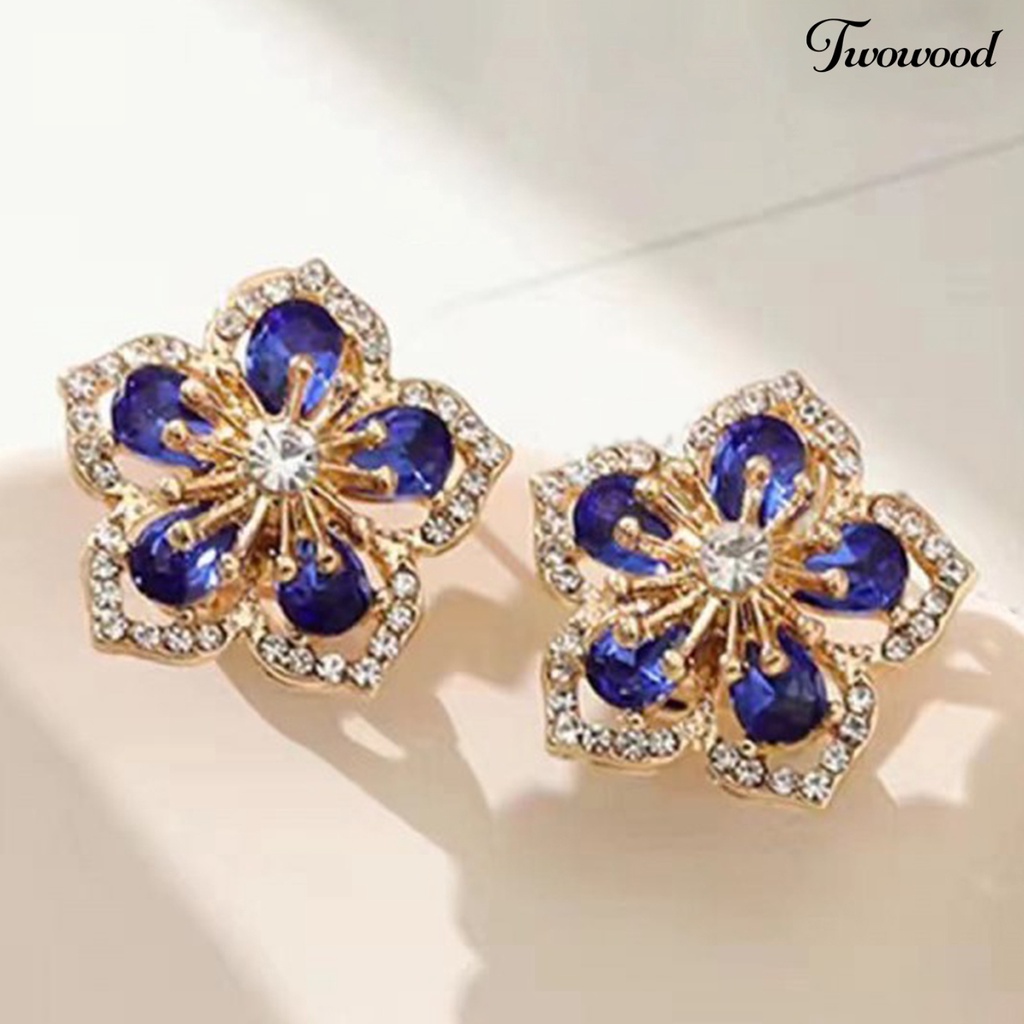 1 Pasang Anting Stud Bentuk Bunga Aksen Glitter Bahan Alloy Tahan Lama Untuk Wanita