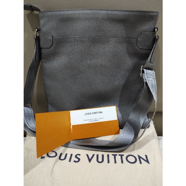 Louis Vuitton Taiga Sasha Messenger Bag