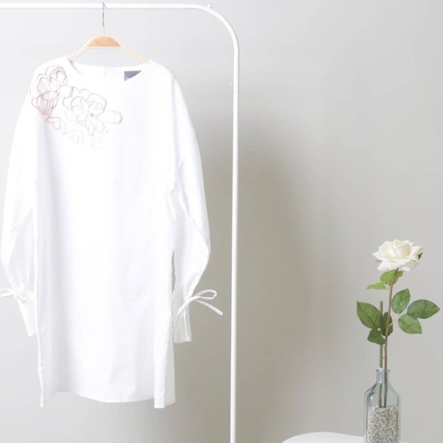 Riamiranda Preloved Daila Top White size L Ria Miranda Signature