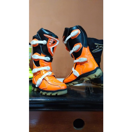 SEPATU TRAIL CROSS