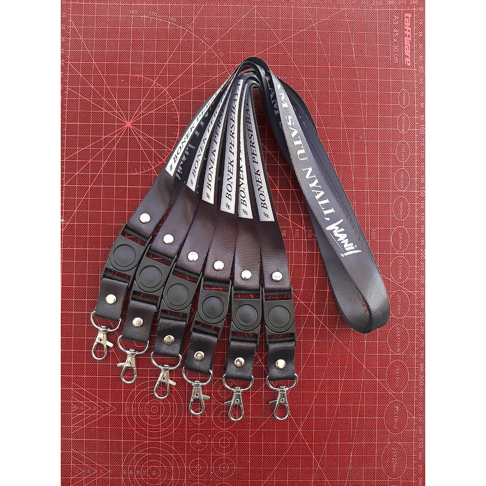 

Tali Persebaya Murah / Gantungan Kunci / Lanyard Persebaya / Tali ID Card / Tali KTA / HP / SABLON