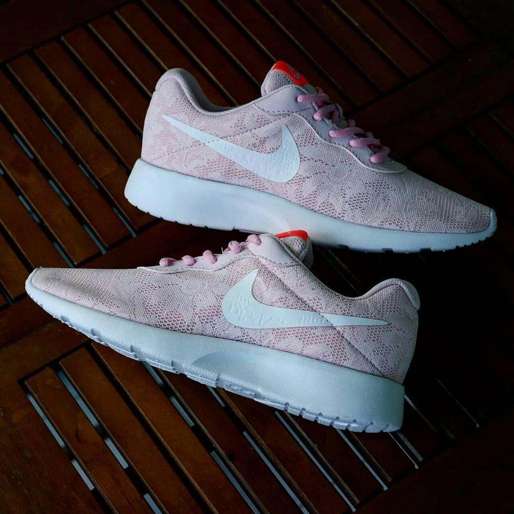 Nike Tanjun Trainer Women Floral Eng Pink