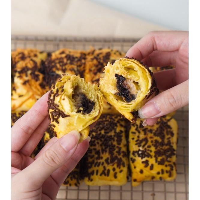 

Low Cal Healthy Bolen Pisang Coklat Keju |Gluten Free Vegan isi 10 pcs - Vegan, Pisang Coklat