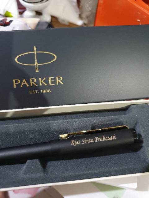 

Pulpen Parker Vektor / Pulpen Parker Vektor Matte Black GT ( Klip Emas ) / Free Grafir nama