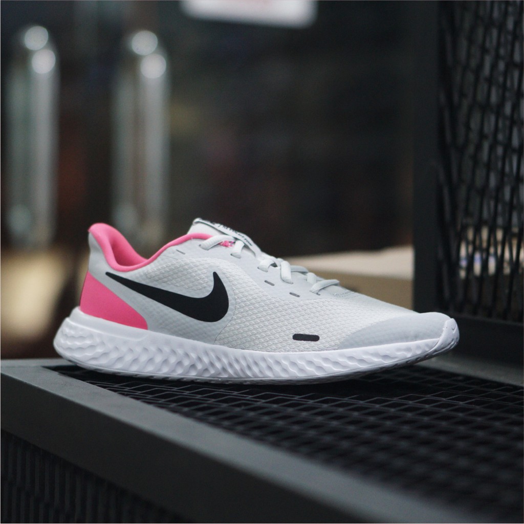 NIKE REVOLUTION5