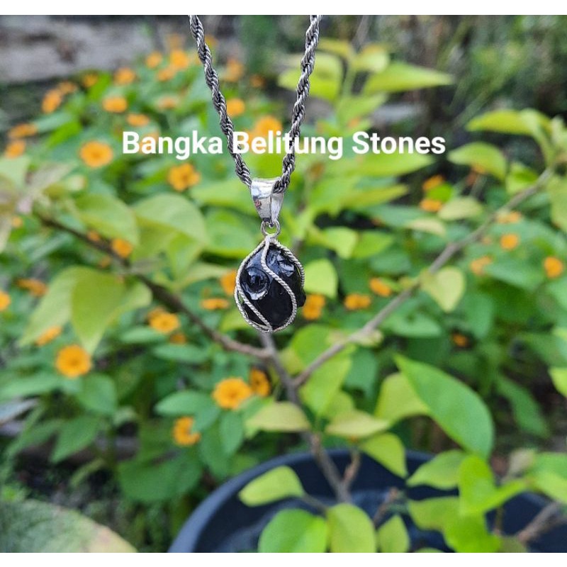 Liontin Natural Batu Satam perak ikatan handmade.