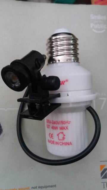 Fiting lampu sensor cahaya on malam dan off siang