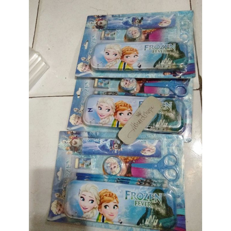 

TEMPAT PENSIL/ PERALATAN SEKOLAH SET/PAKET PENGGARIS PENGHAPILUS PENSIL RAUTAN