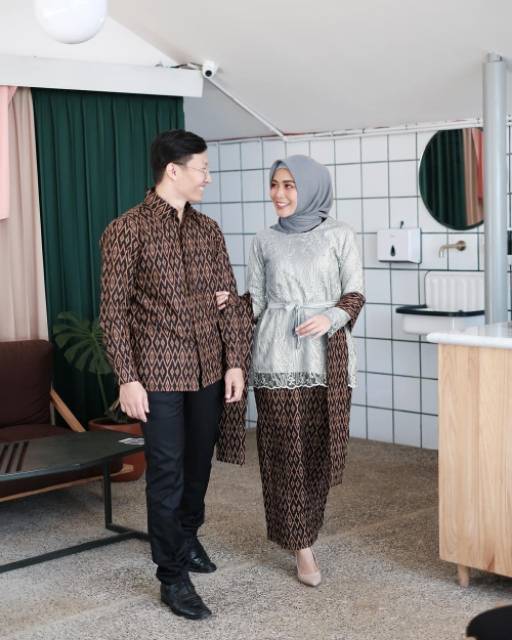 SETT COUPLE KEBAYA BATIK DESIANA DUSTY GREY MODERN KEBAYA WISUDA LAMARAN TUNANGAN KEREN TERBARU NIKAHAN | BATIK COUPLE TUNIK BROKAT LENGAN PANJANG