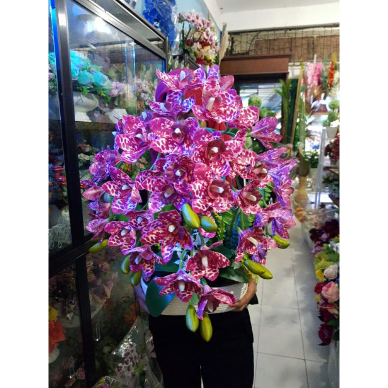 Rangkaian anggrek simbidisium latex dengan vas keramik