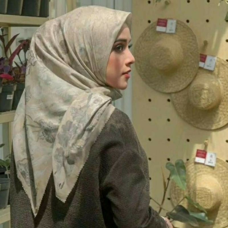 Preloved Buttonscarves in Daisy Series (Buttonscarves x Bliibli) in BEIGE