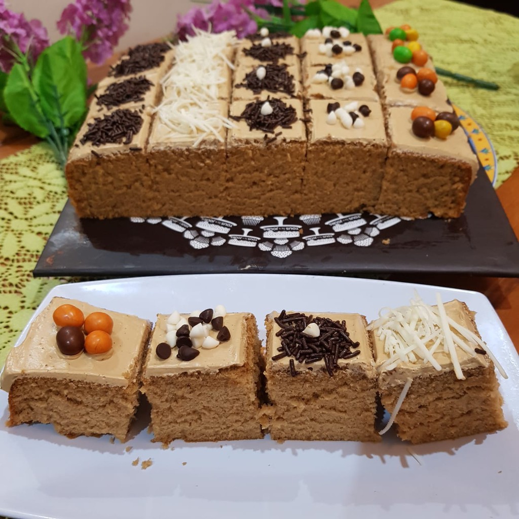 

Bolu coffe with cream mocca dengan aneka topping