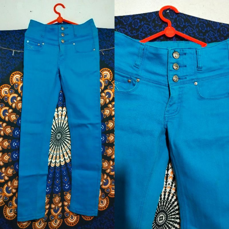 Celana levis wanita