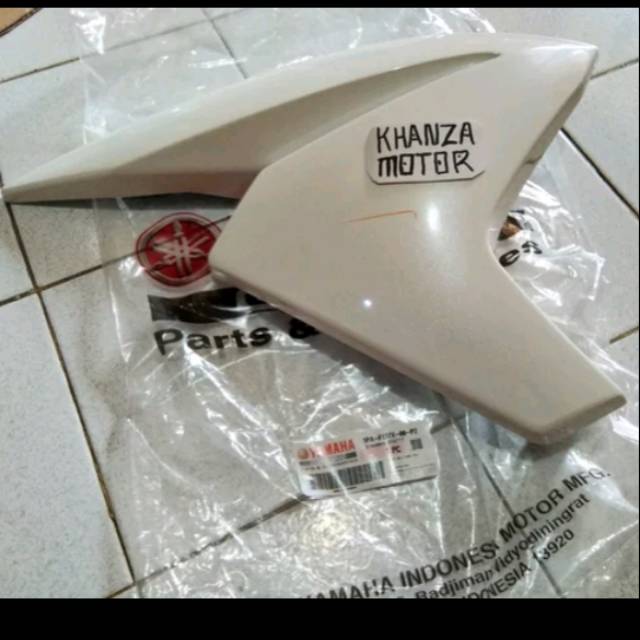 Sayap tangki kanan Vixion NVL 2013-2014 original Putih