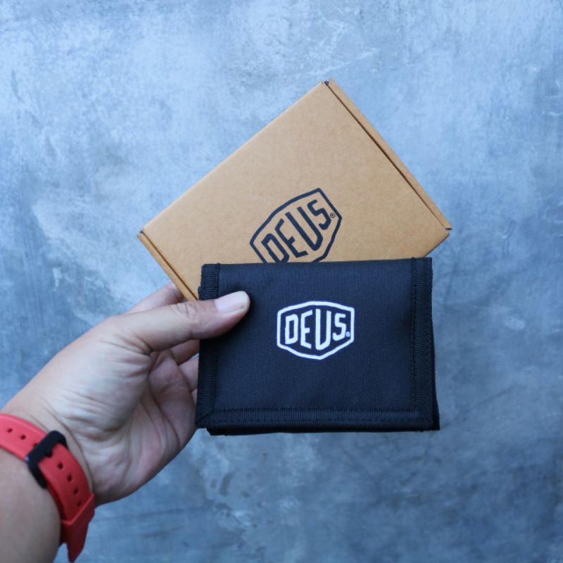 Dompet pria trifold gaines deus dengan strap