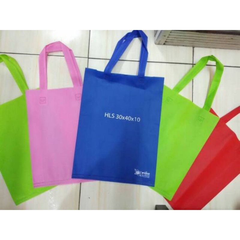 

Goodie Bag Handle Tali 30x40x8 Harga Perlusin - Sponbond -Tas Kain