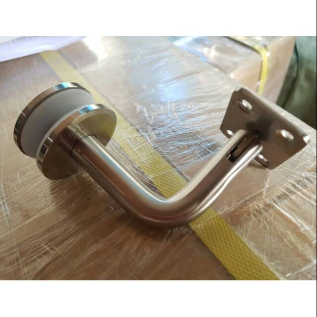 Braket reling tangga stanlies ke kaca