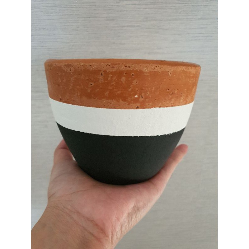 Pot tanah liat Garis Hitam Putih D-16 CM