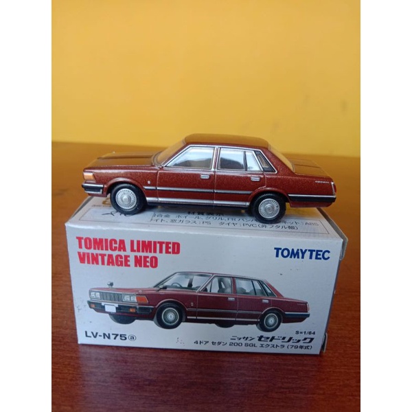 (SOLD OUT) mobil tomica Limited vintage noe LV-N75 Nissan Cedric 4 door warna merah