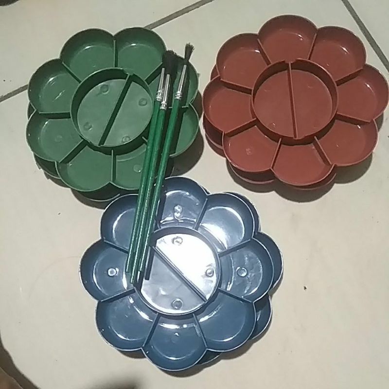 

perlengkapan mewarnai gambar. koas 3pcs + palet wadah cat air 3pcs