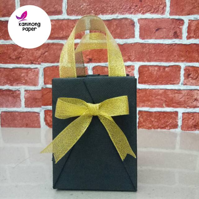 

Origami Paper Bag Hitam Pita Emas