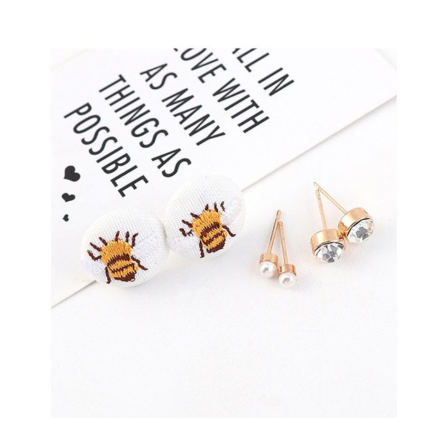 LRC Anting Tusuk Fashion White Little Bee Diamond Earring Set Y63085