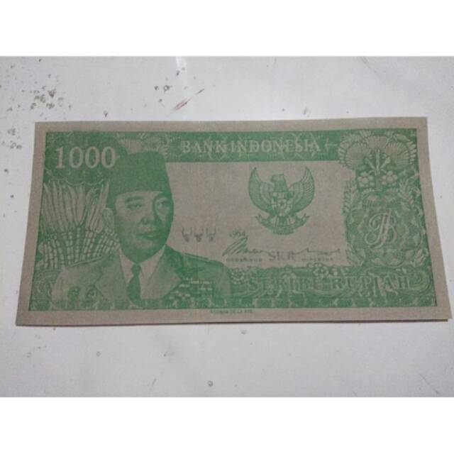 Uang kertas 1000 rupiah thn 1964 sukarno untuk souvenir bisa melengkung sendiri di tangan