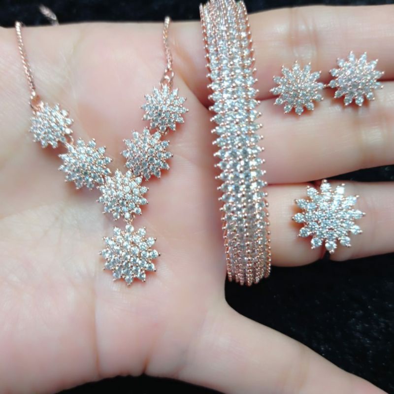 Set Perhiasan Replika Berlian Medan Set Replika Berlian Medan Set Replika Berlian Eropa Set Mewah