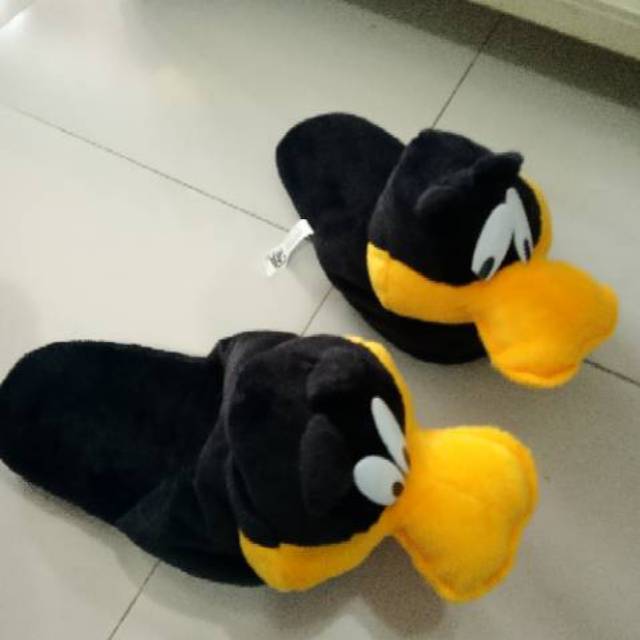 Sandal boneka karakter dewasa.