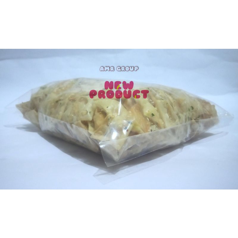 

Cemilan AMR | Keripik Pangsit Pedas daun jeruk 250Gr /Keripik Pangsit Kotak/ Keripik Pangsit Mini Enak Jajanan Pedas Jajanan Viral