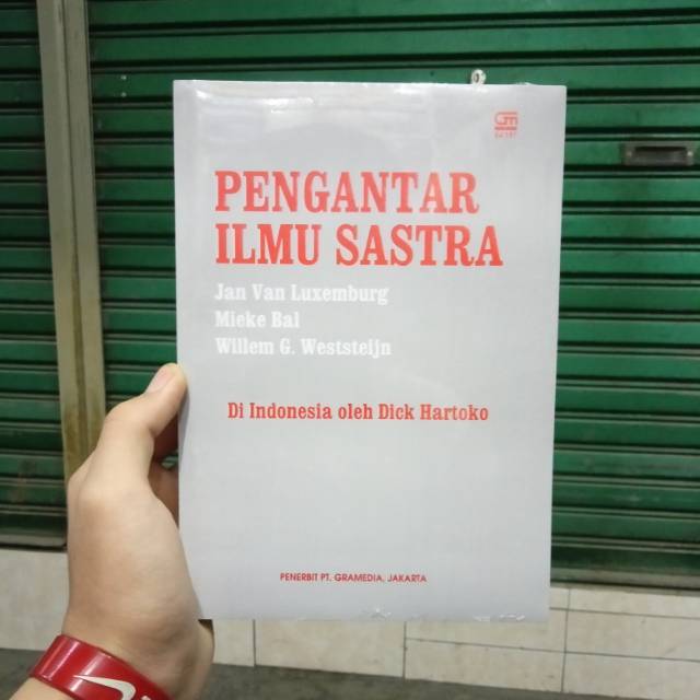 

Buku pengantar ilmu sastra