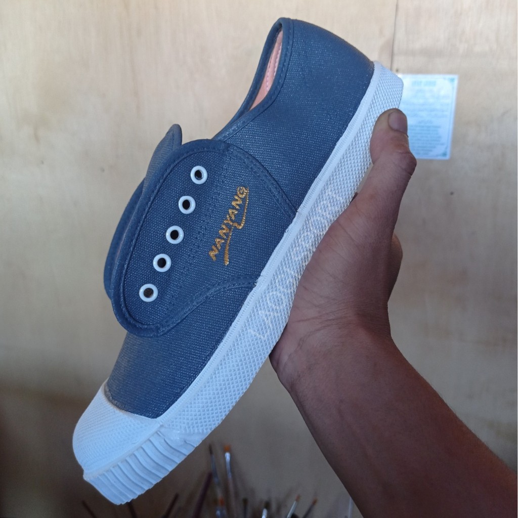 Sepatu nanyang motif warna abu abu rokokk