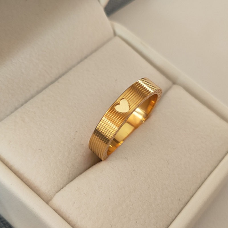 Cincin Pasangan Bahan Stainless Steel Titanium Warna Emas Untuk Pria / Wanita