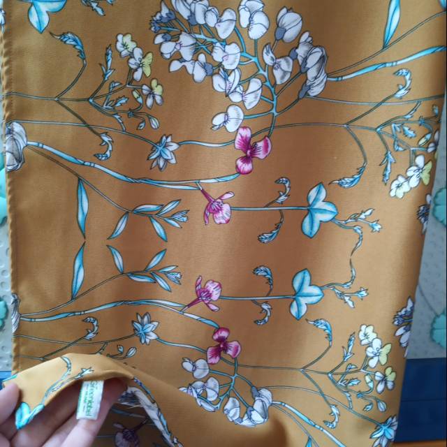 Preloved hijab jilbab segiempat layak pakai heaven lights vanilla hijab, greenlabel, zoya, tiungmode