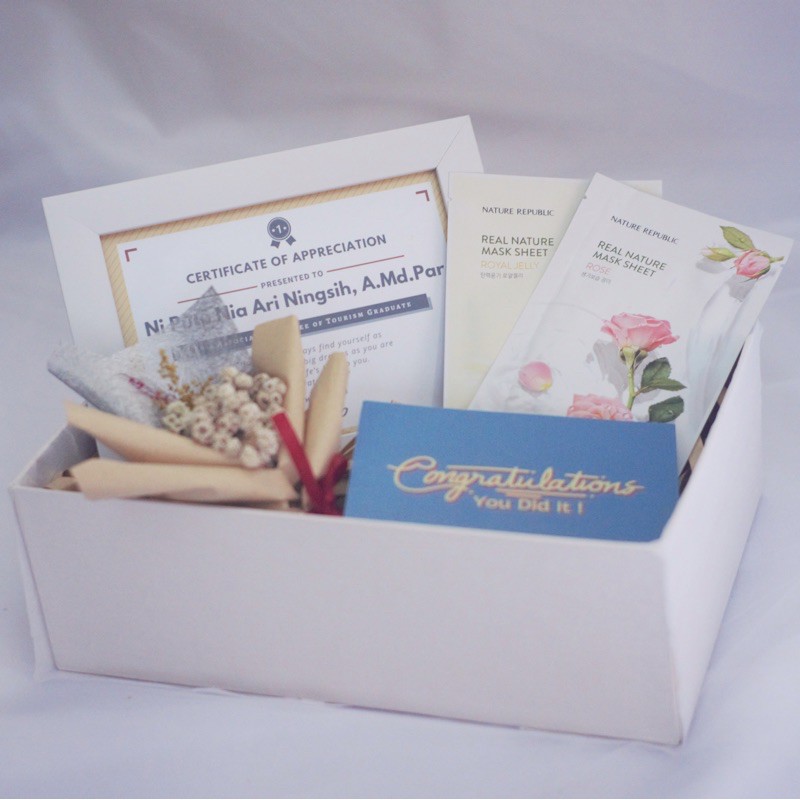 

Hadiah/Gift box/Kotak kado/Hadiah wisuda/Hadiah Ulang Tahun